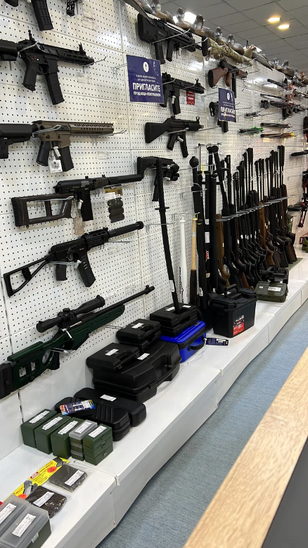 Большой ассортимент оружия и оружейных товаров в магазине Трофей в Москве