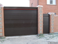 Рулонные ворота въездные с боковой дверью DoorHan коричневый