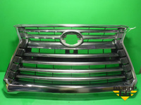 Решетка радиатора (под камеру и парктроник) (5311260230) Lexus LX-570 с 2015г
